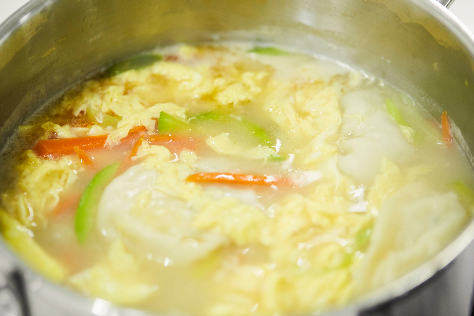 腐竹用清水浸泡15分钟,变软后捞出,切成小段备用.