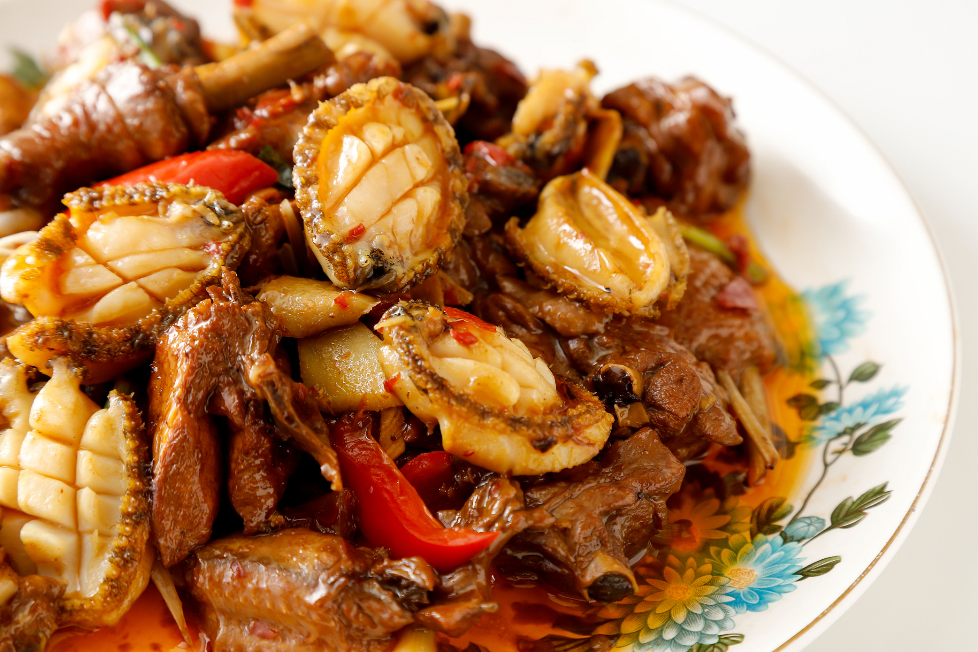 鲍鱼焖鸡是一道营养丰富的经典家常菜,做法简单方便.