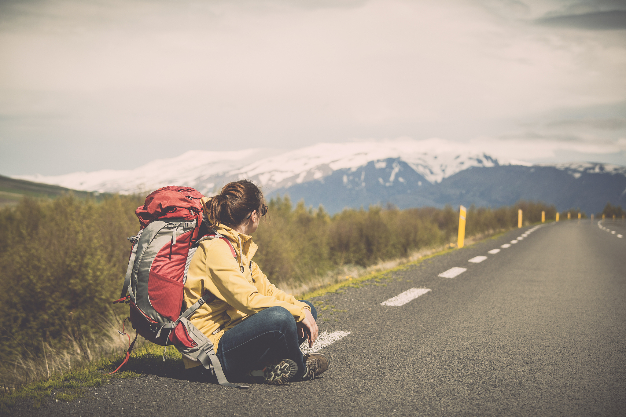 川藏线穷游女经常遭到司机拒载,为啥如此对待她们?网友:不值得