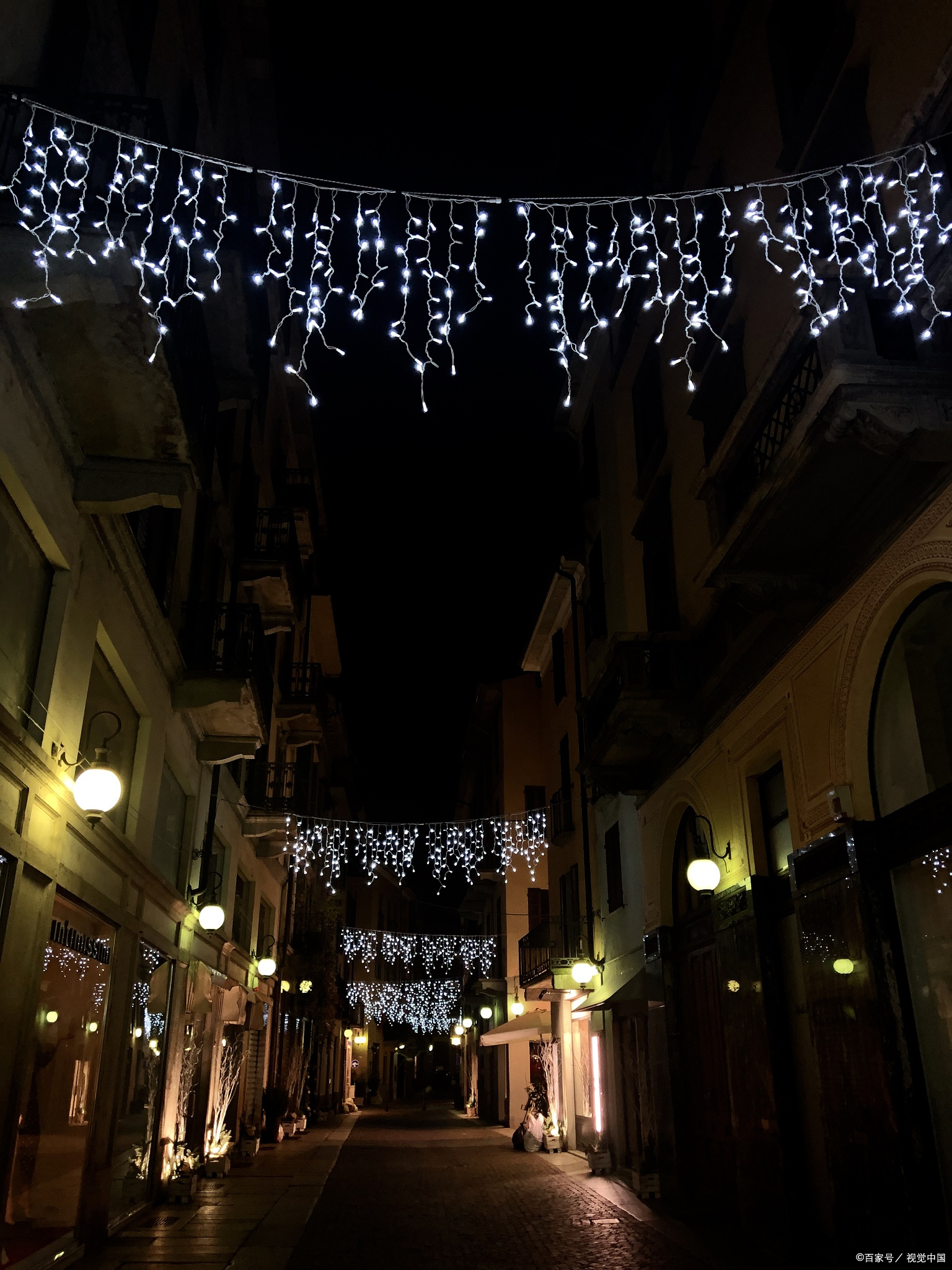 巴黎蒙马特:狡兔酒吧的传奇之夜,艺术与美食的浪漫邂逅   巴黎之巅,蒙