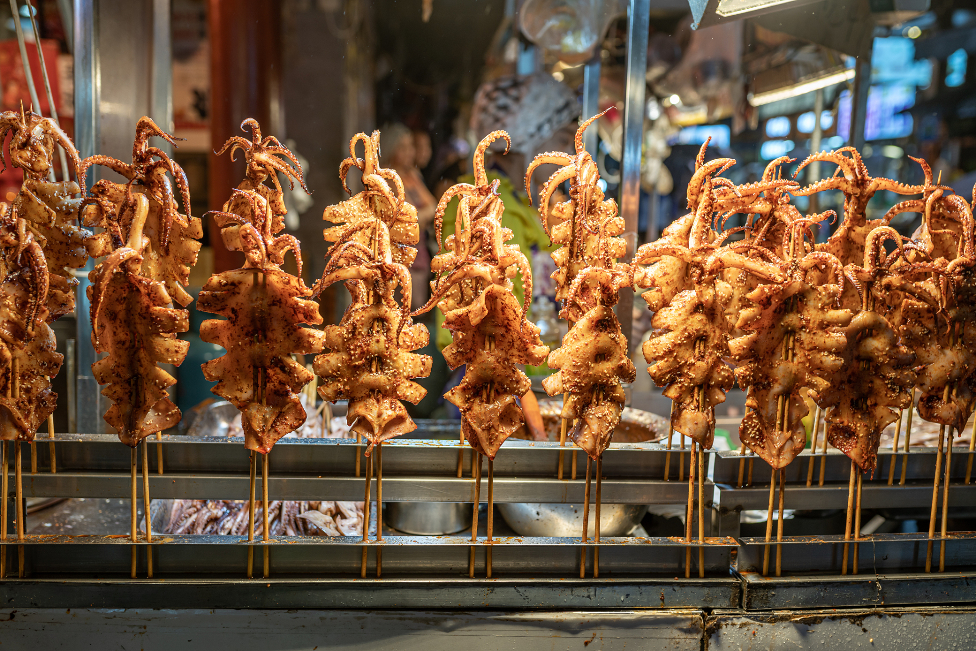 一段鱿鱼摊主中奖后砸自己摊位掀桌子的视频引发关注.