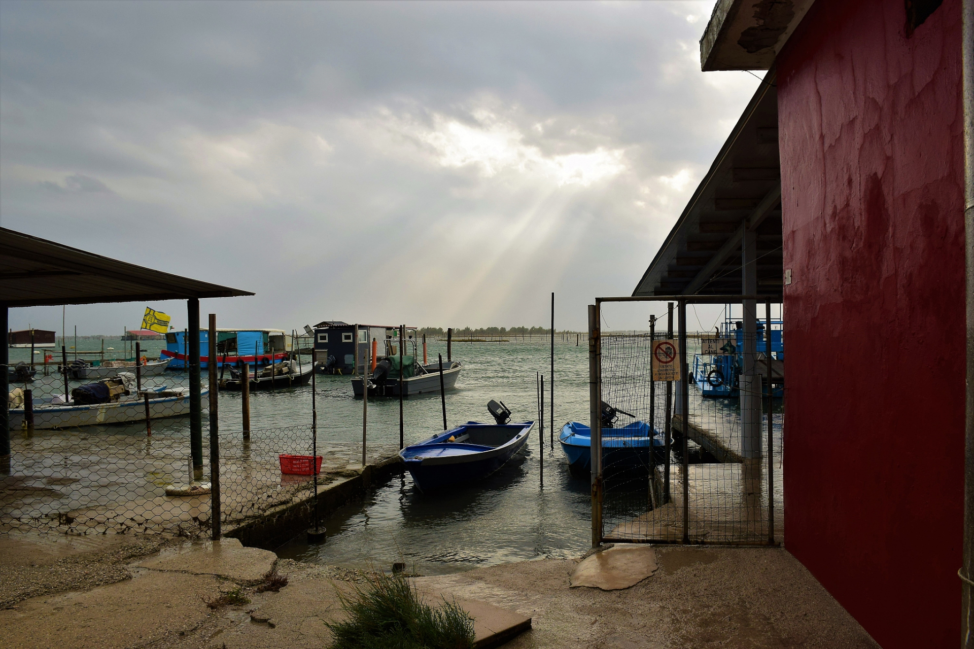 在中国的南海之滨,有着一个古老而神秘的渔村,名为三亚西岛渔村