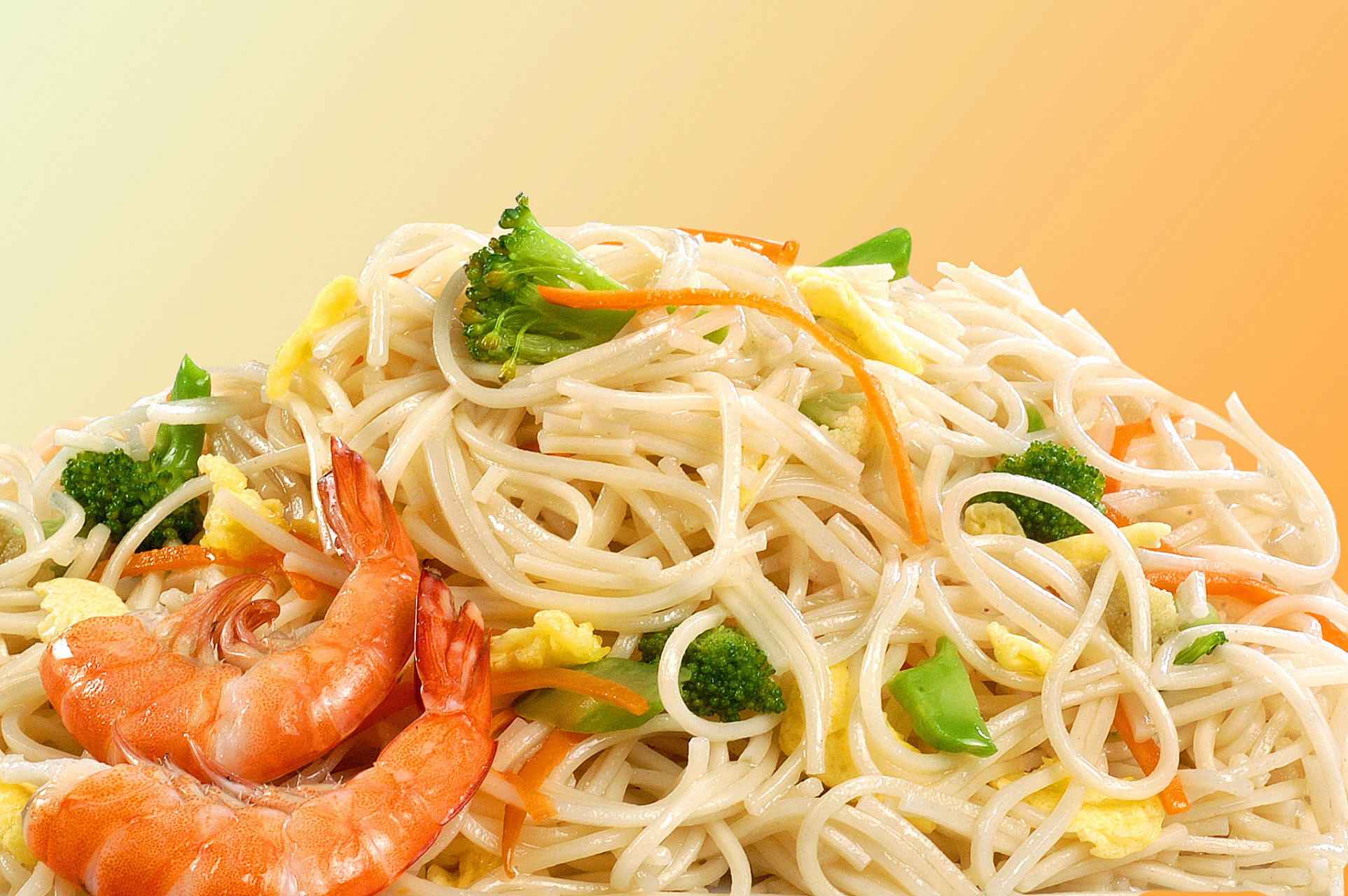 尖椒鸡蛋面,手工拉面劲道爽滑搭配香辣青锋与蛋饼丝.