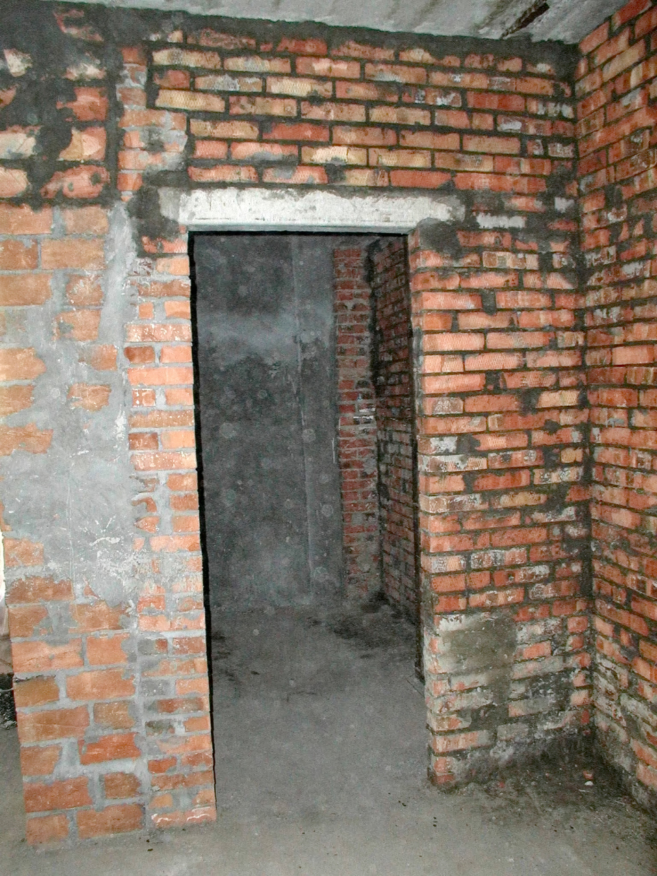 过梁位于门窗洞口上方的关键结构.