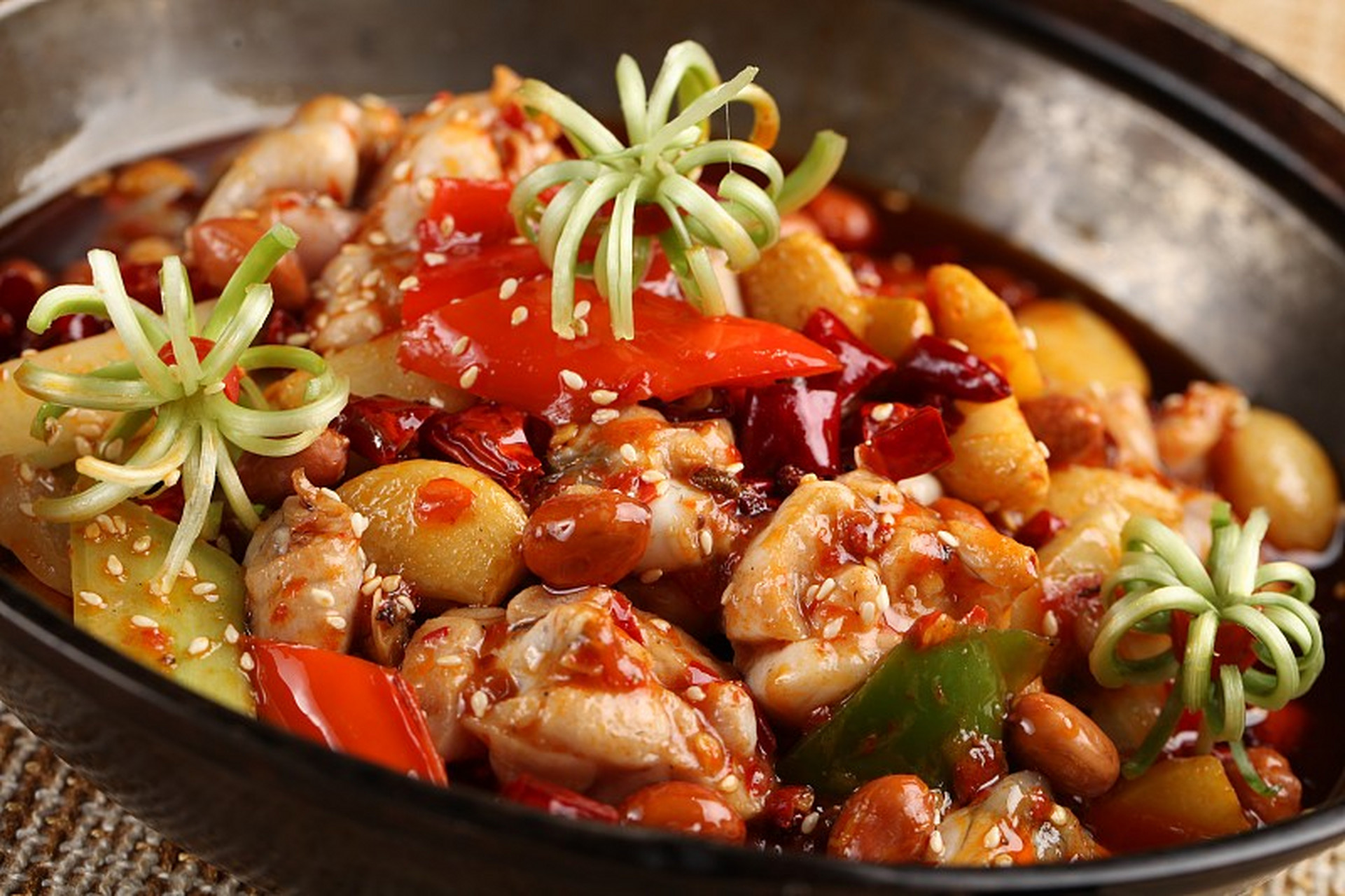 今天来给大家分享一道家常干锅牛蛙的做法,香辣可口,让人回味无穷!