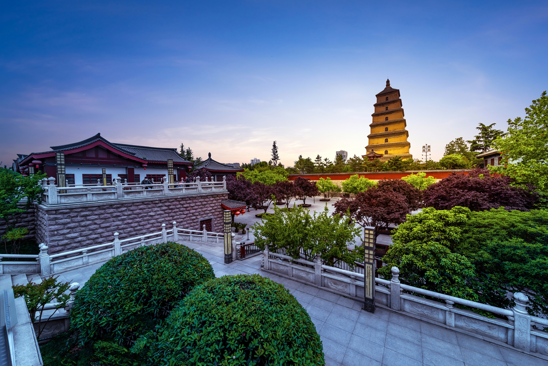 大雁塔位于唐长安城晋昌坊(今陕西省西安市南)的大慈恩寺内,又名"慈恩