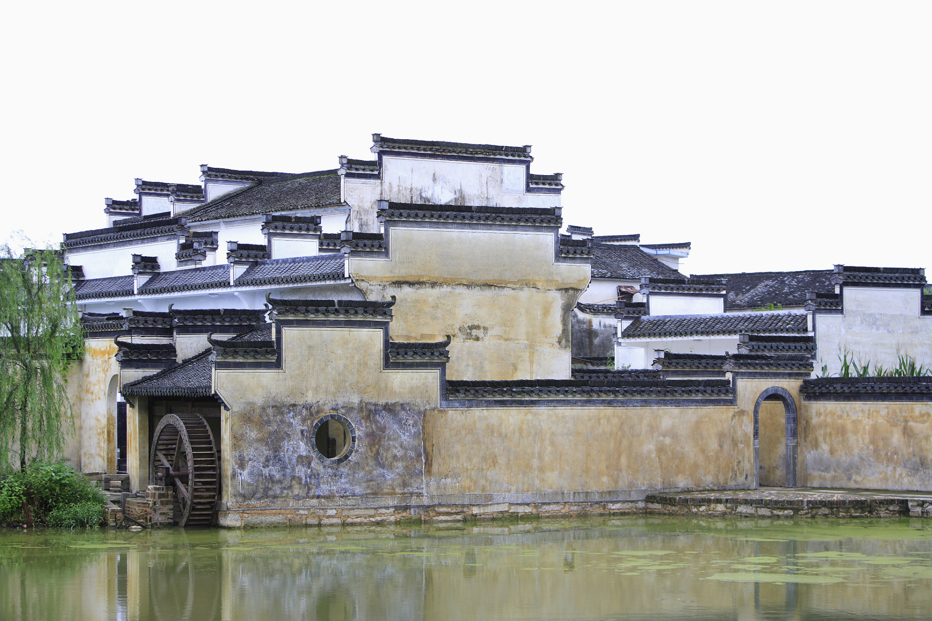 安徽历史悠久,有着多个古建筑村落,徽州区呈坎村作为安徽历史文化保护