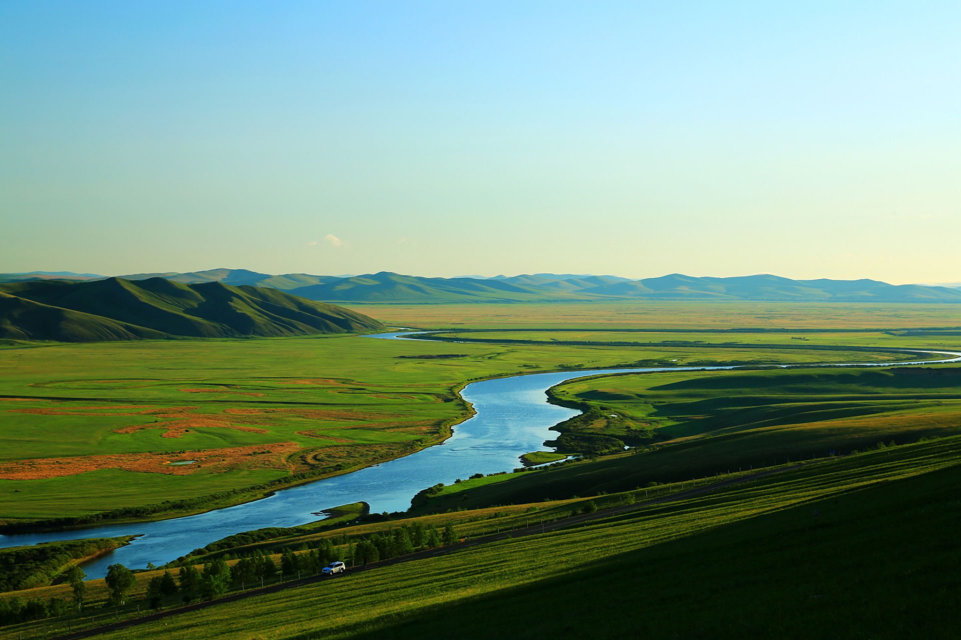伊犁河谷是一个拥有丰富自然和人文资源的地区,它位于新疆西北部,三面