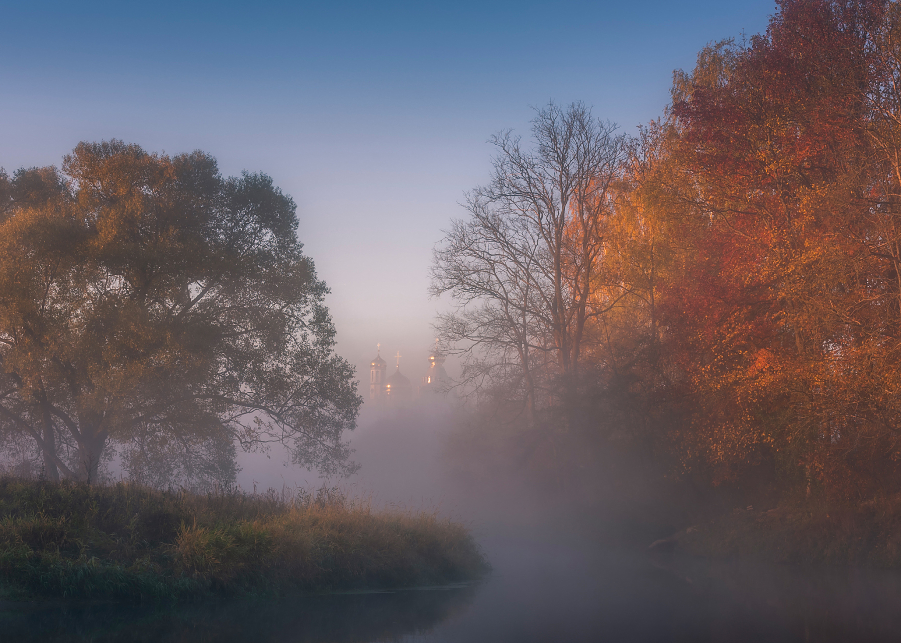 秋天的雾可以营造出神秘的氛围,用手机拍摄时,可以尝试以下构图技巧