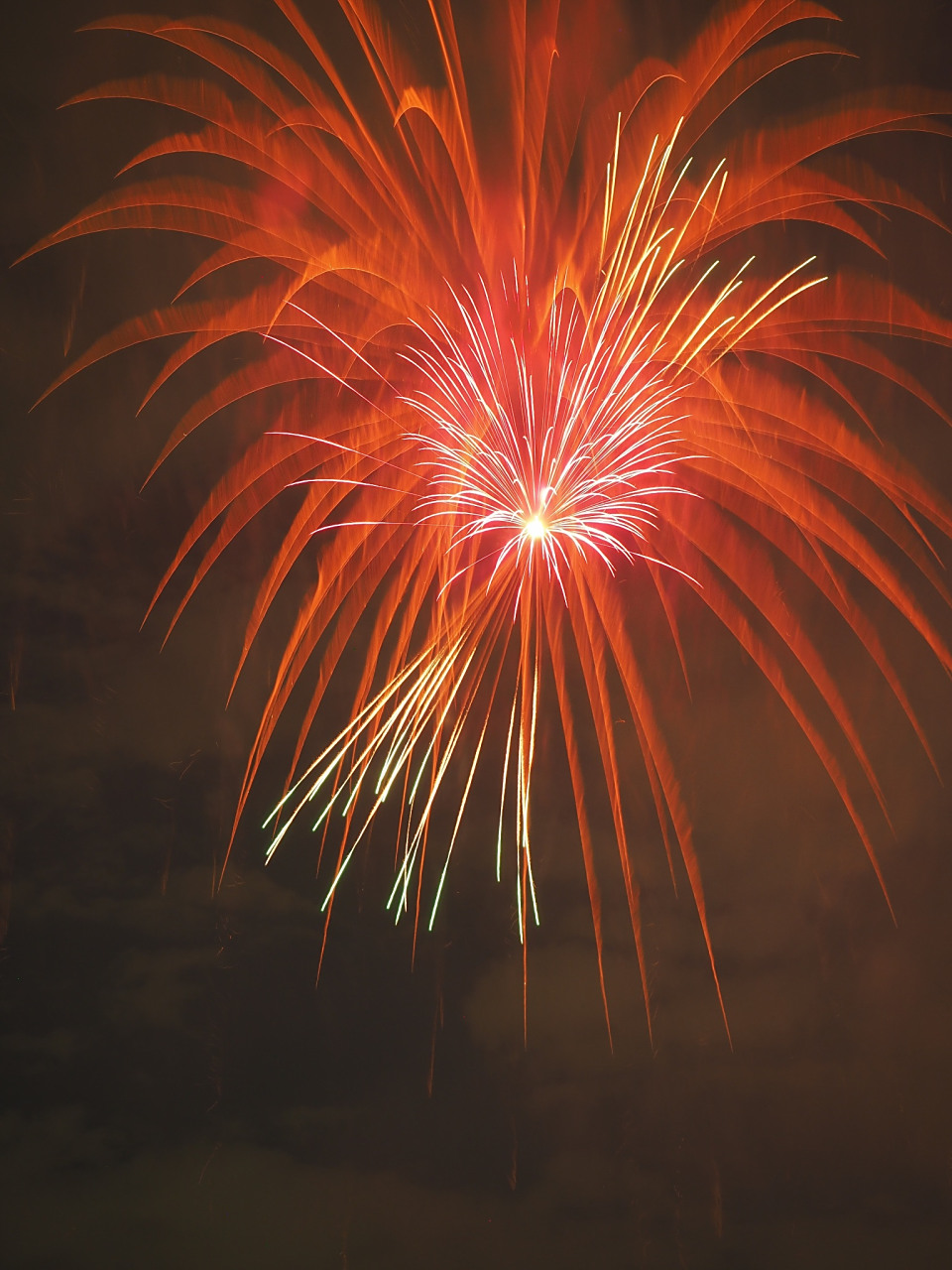 元宵节是农历新年的第一个月圆之夜,象征着团圆和幸福