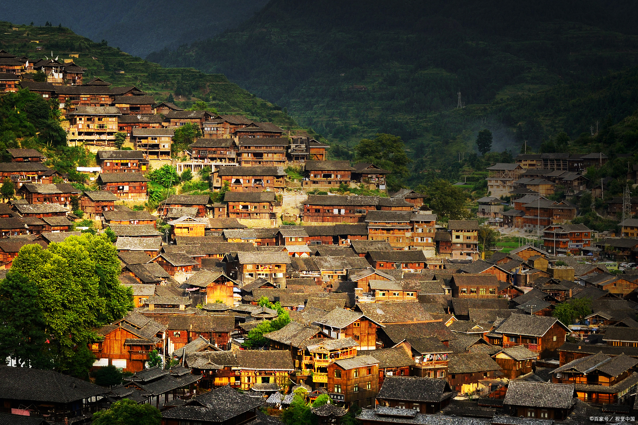 贵州雷山县西江千户苗寨景区发生火情,已得到控制