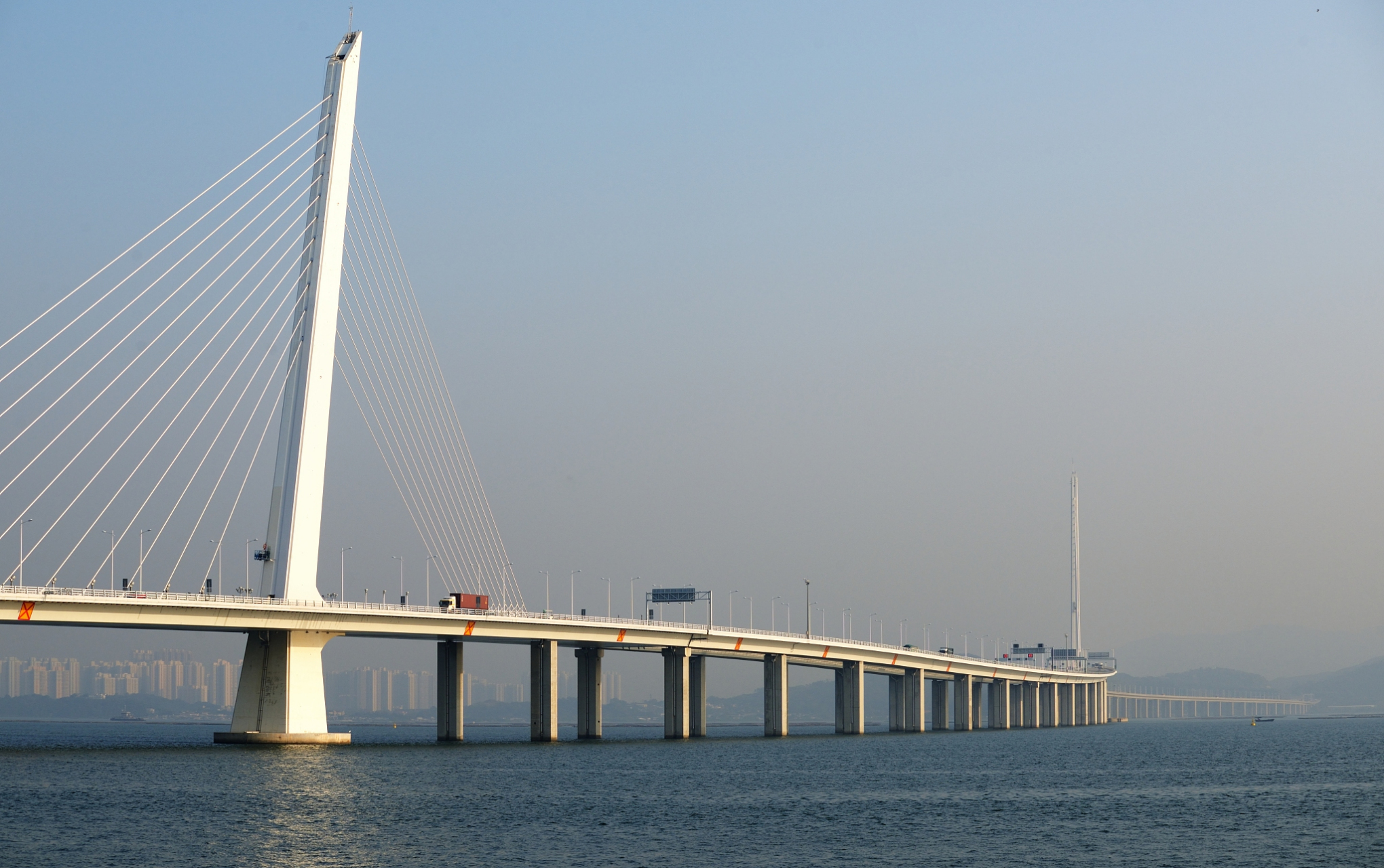 中外最长的十座大桥 丹麦:大贝尔特桥(17km) 沙特:法赫德大桥(25km)