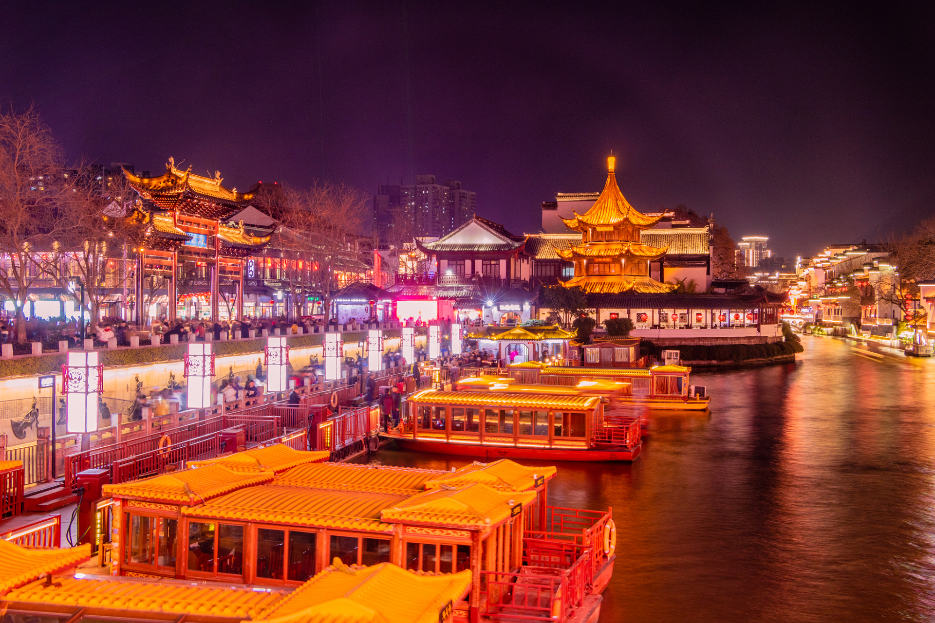 清代捧花生《秦淮画舫录》自序云:"游秦淮者,必资画舫,在六朝时已然