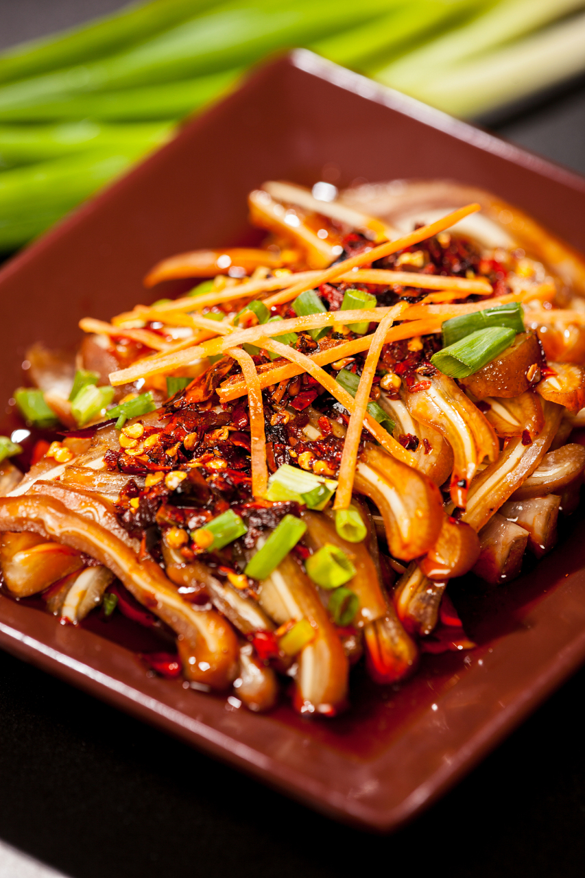 首先,让我们来欣赏一下凉拌猪耳朵的色彩.