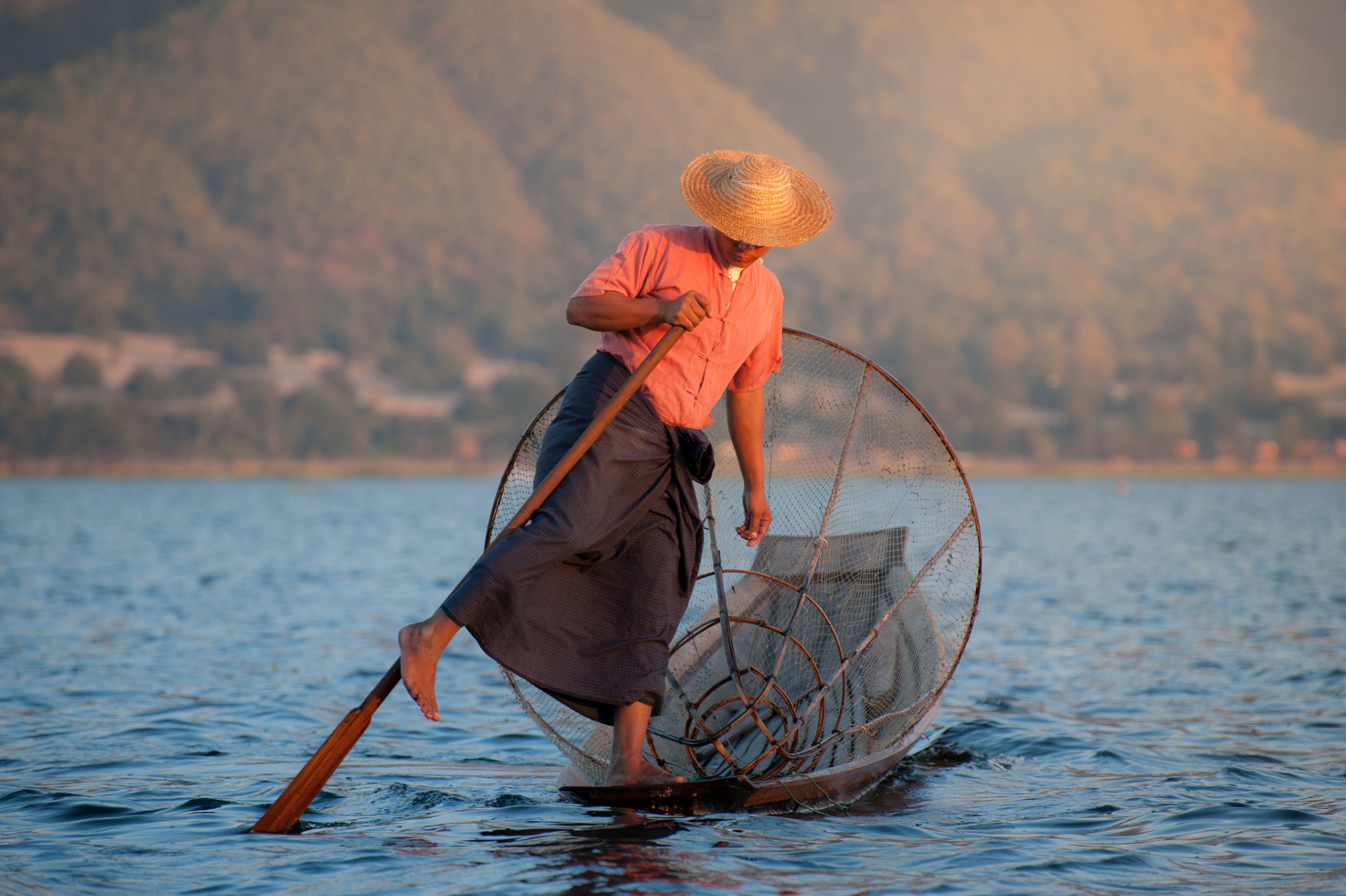 很久很久以前,有一个贫穷的渔夫,他每天都在海边勤劳地捕鱼,但他总是