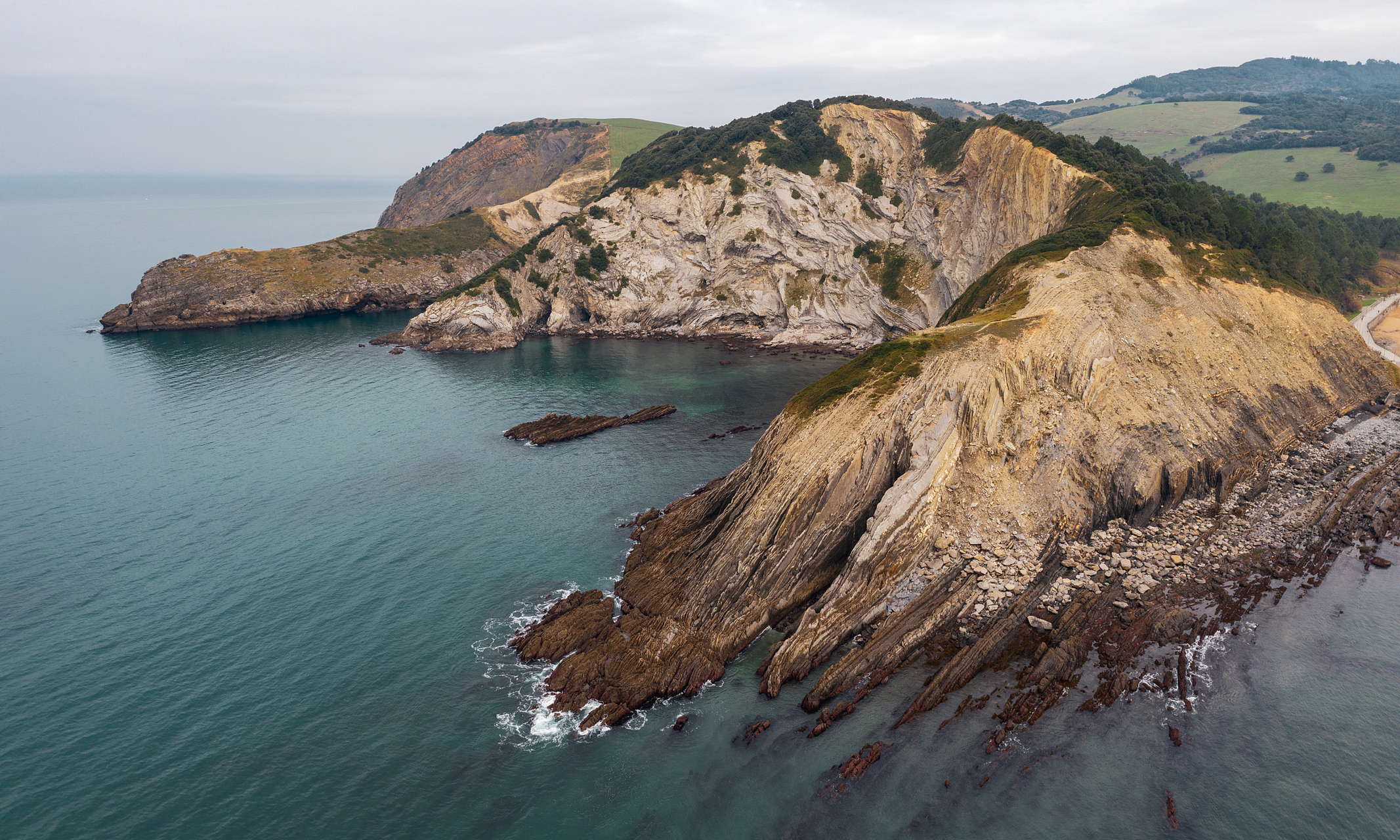岛上海蚀崖,海蚀洞,海蚀穴,海蚀平台,海蚀阶地等星罗棋布,形态各异,或