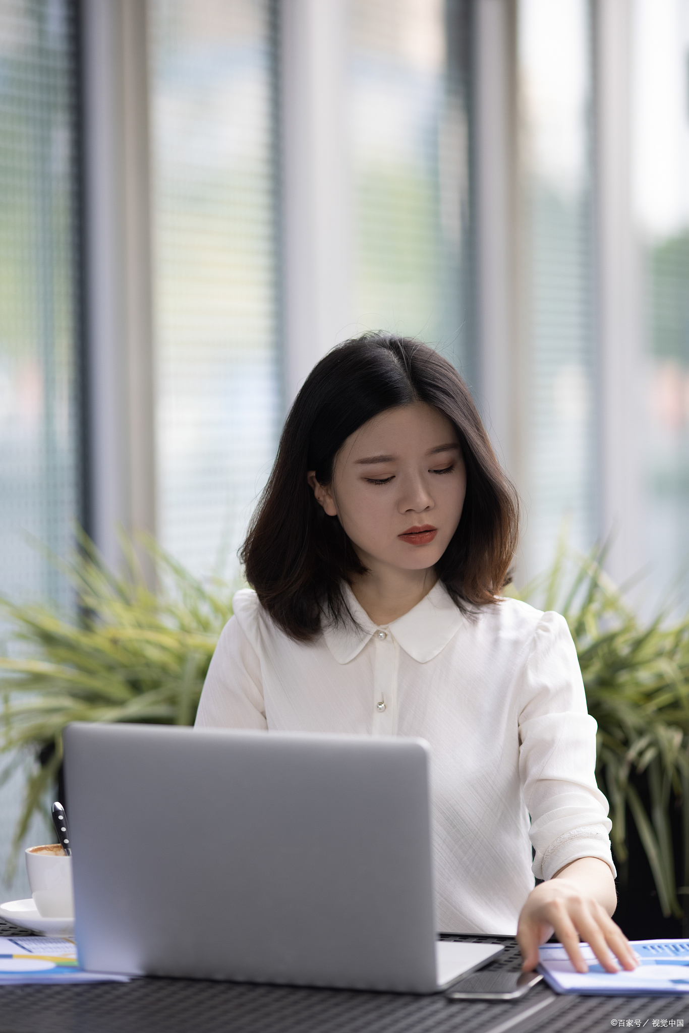 三轮面试后,这时,老板给我提出了一个条件,说:"你愿不愿意出国工作?