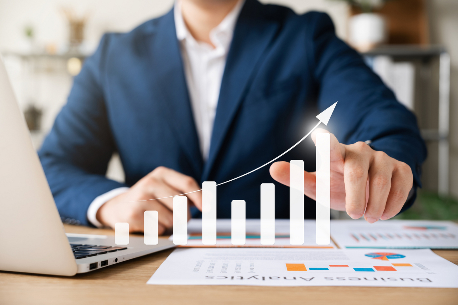 我叫张美娜.我今年31岁,是一家上市公司的财务总监.