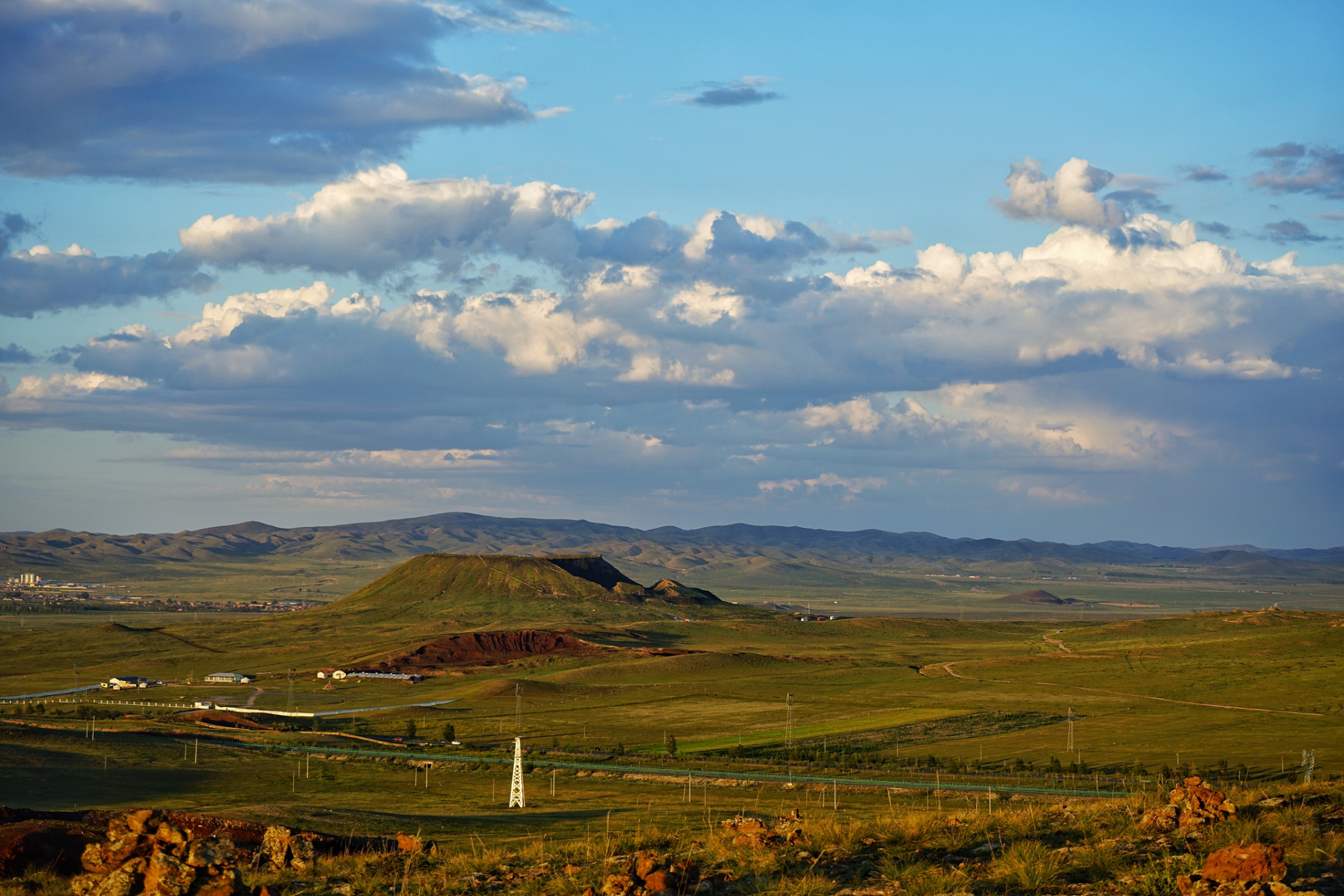 乌兰山,是呼伦贝尔市的一座壮丽的山脉,也是阿尔山的主要组成部分.