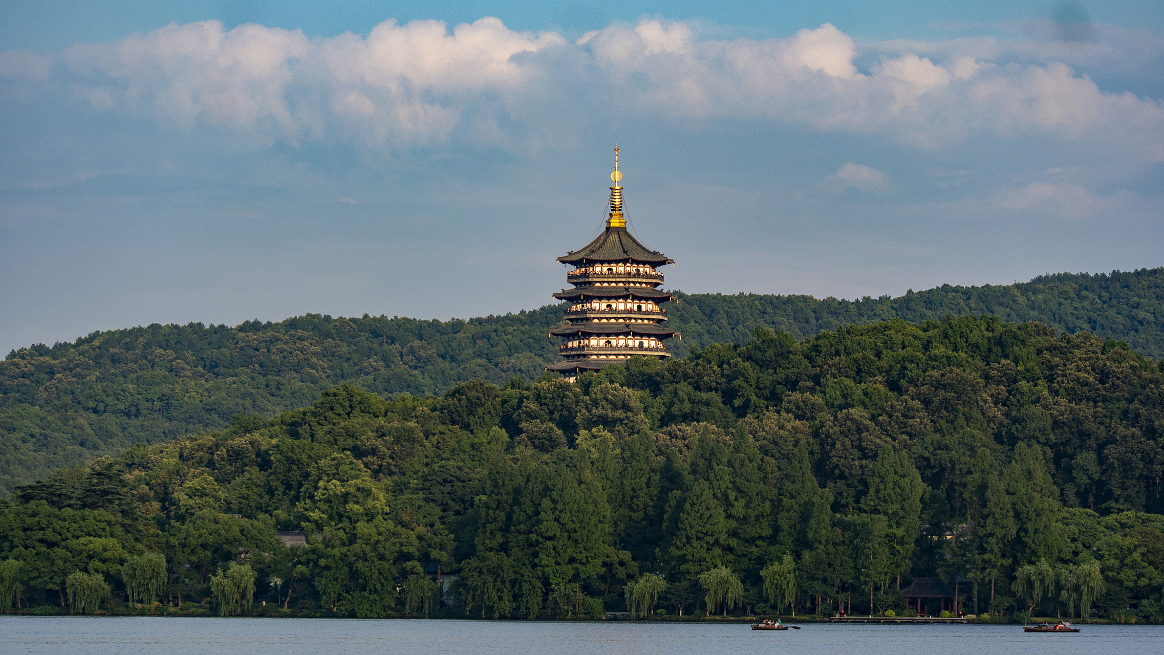西关砖塔,位于浙江省会杭州市西湖风景区岸夕照山的雷峰上