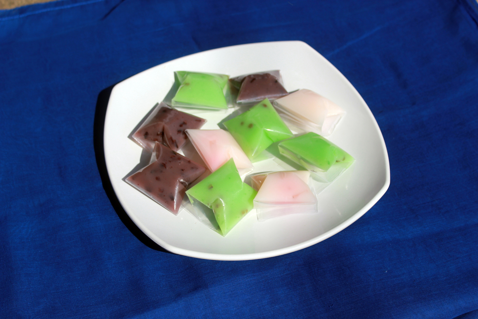 96彩色凉粉是一种色彩缤纷,口感清爽的夏季美食.