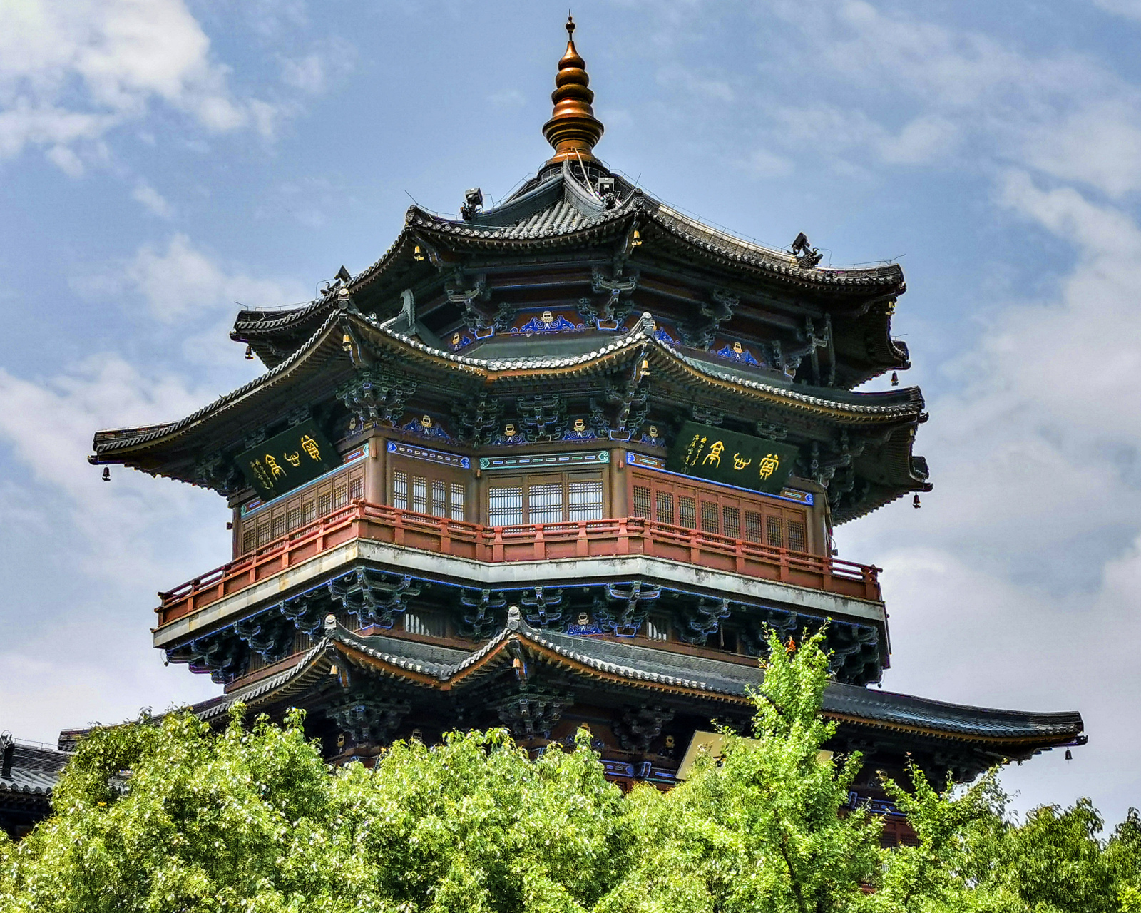 环翠楼位于威海市区内,始建于明弘治二年,初落成之际"画栋雕梁,金碧