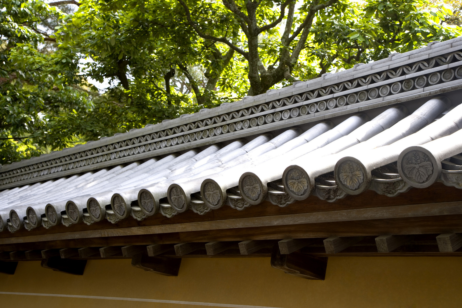 屋脊,是中式建筑的灵魂和脊梁.它不仅仅是建筑形式的表达,更是千年匠