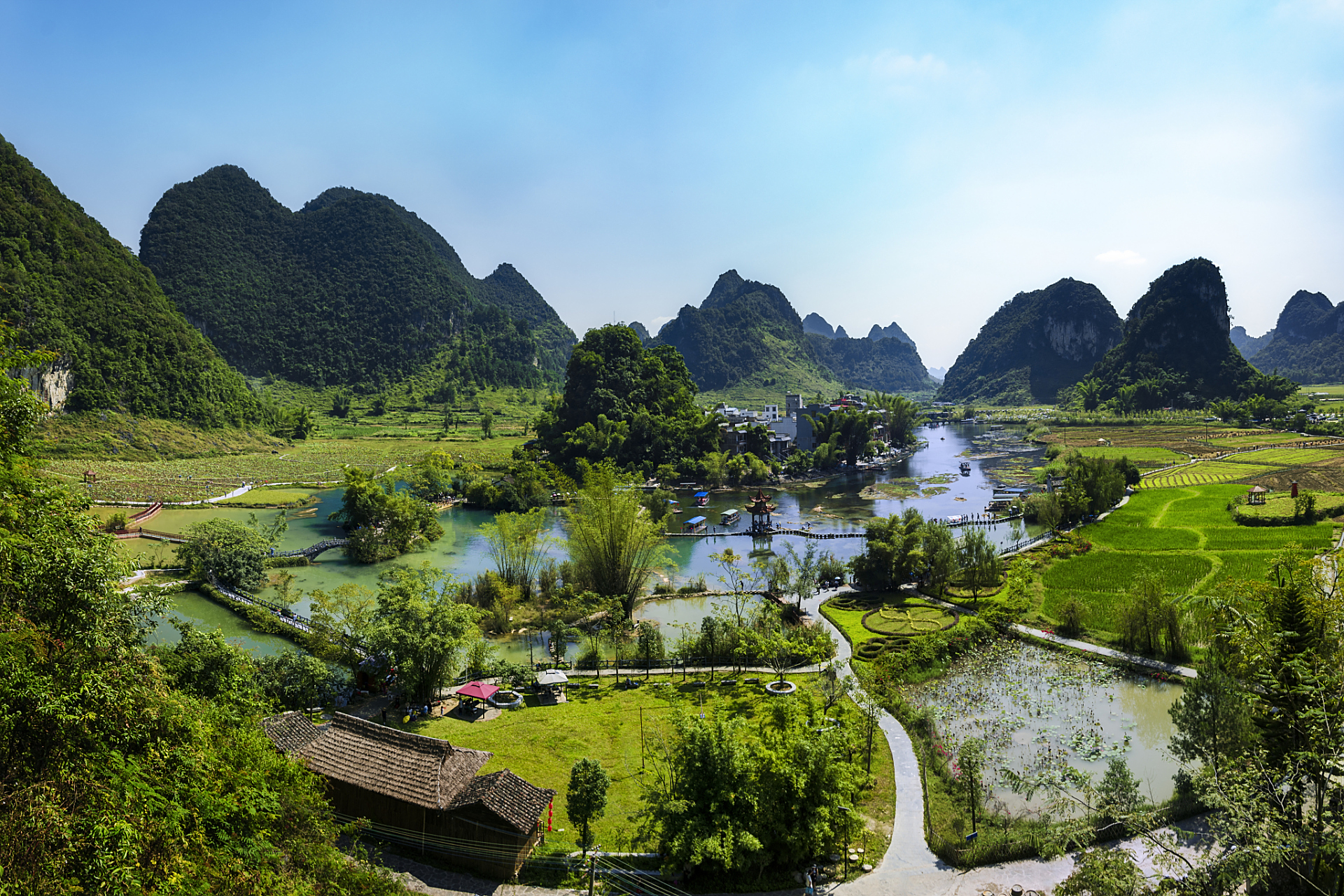 坝美村位于云南省文山州广南县北部八达乡和阿科乡交界处,村子四面