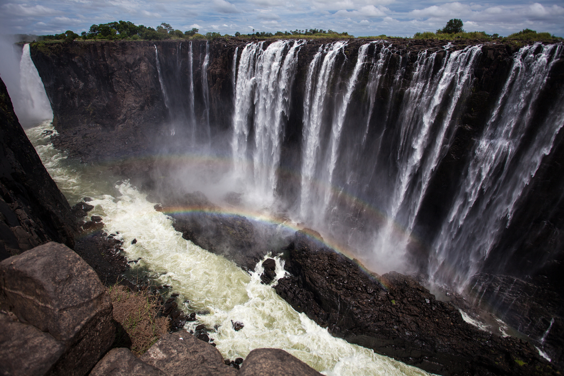 非洲大陆上有许多引人注目的奇葩景观,其中维多利亚瀑布就是其中一个