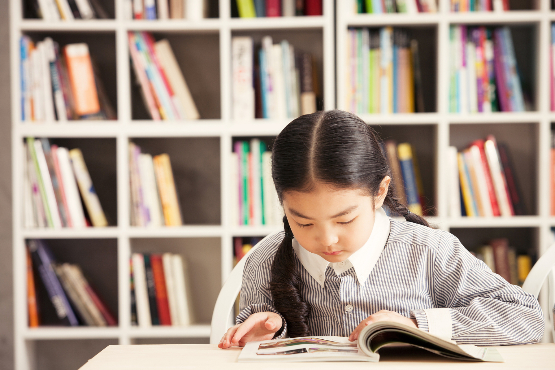 家长在孩子阅读习惯培养中起到关键作用,通过从新生儿