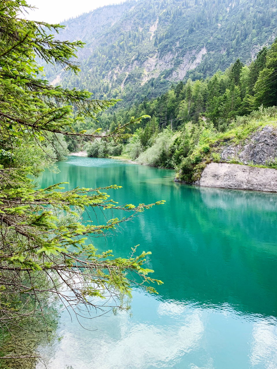 山青水绿间,美景难以形容 蓝天白云下,一切都显得那么的淳朴 风吹过