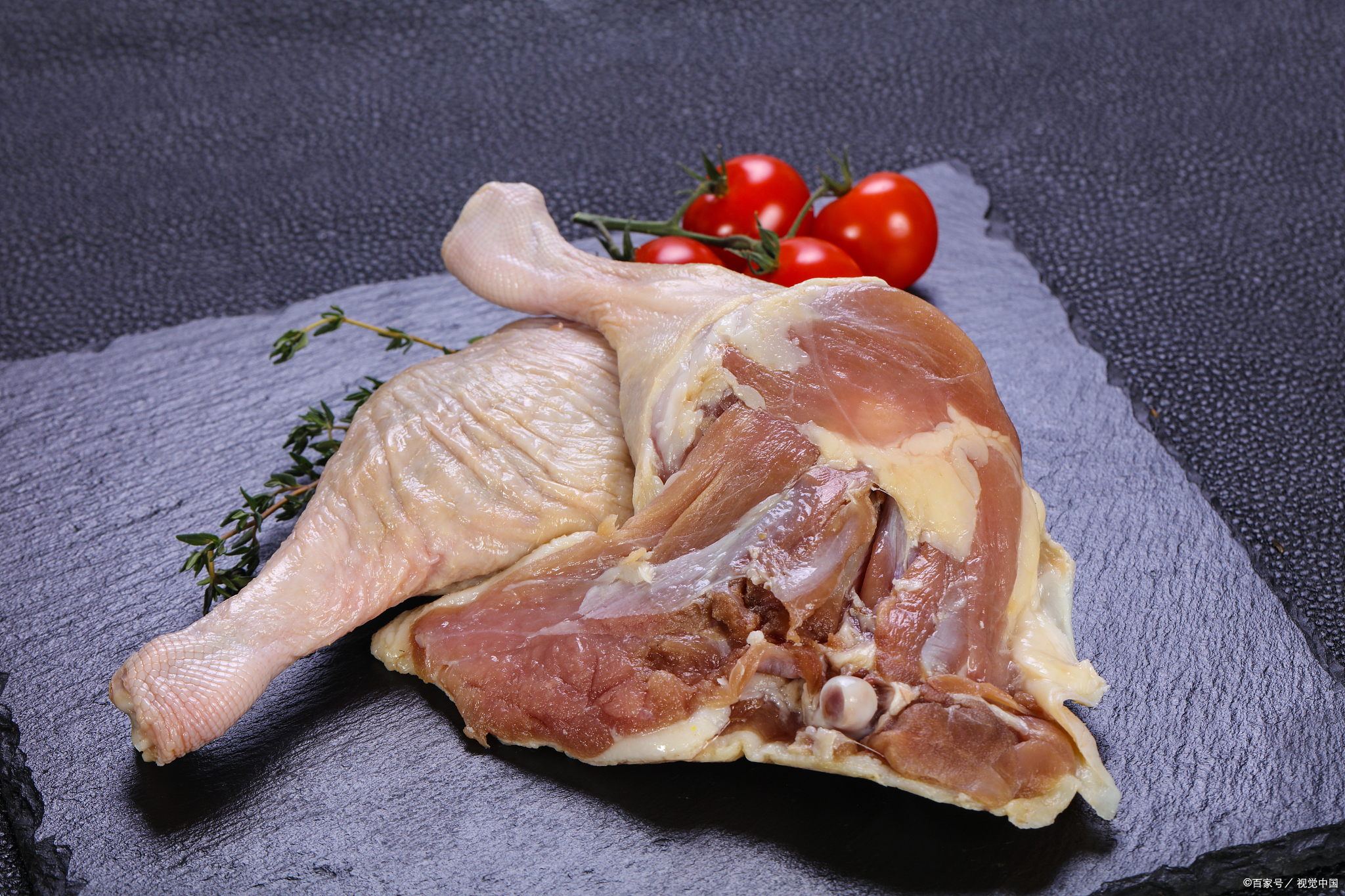 腊鸭腿怎么做好吃?大厨教你简单家常做法,轻松在家品尝美味菜肴