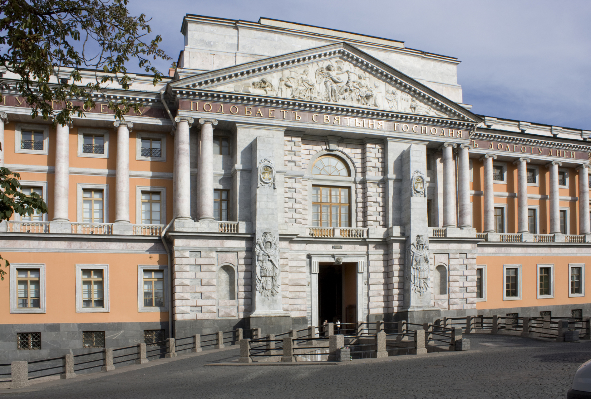 基辅法院大楼发生爆炸#   乌克兰首都基辅舍甫琴科法院大楼发生爆 !!