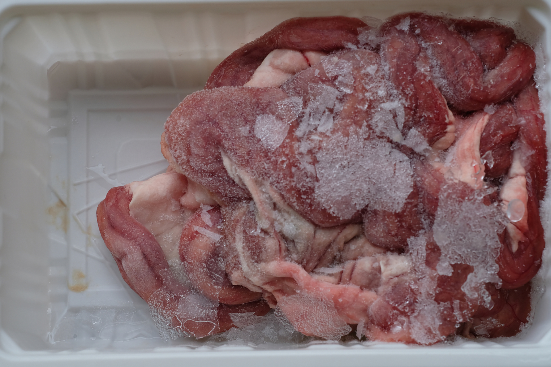 猪肉发臭就已经说明猪肉里滋生了大量的细菌,发臭的猪肉是不能食用的