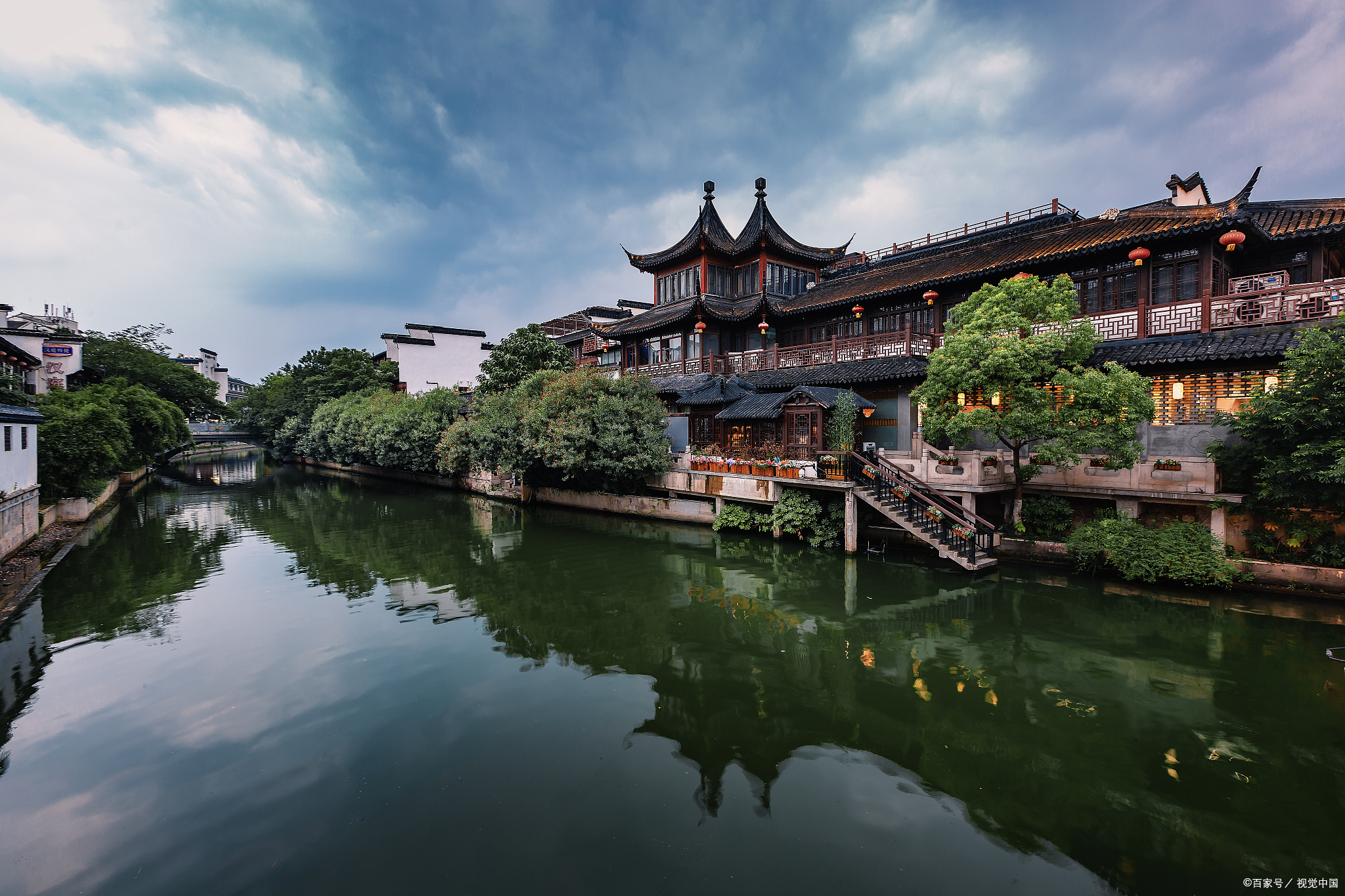 南京秦淮河畔,那里不仅有古老悠久的历史底蕴,更有着璀璨动人的夜色.