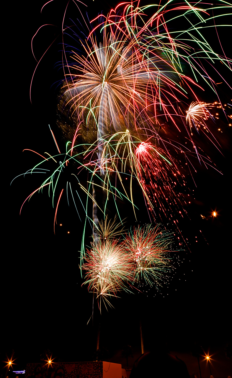 璀璨烟花绽放夜空,浪漫至极!邀亲朋好友共赏盛宴.