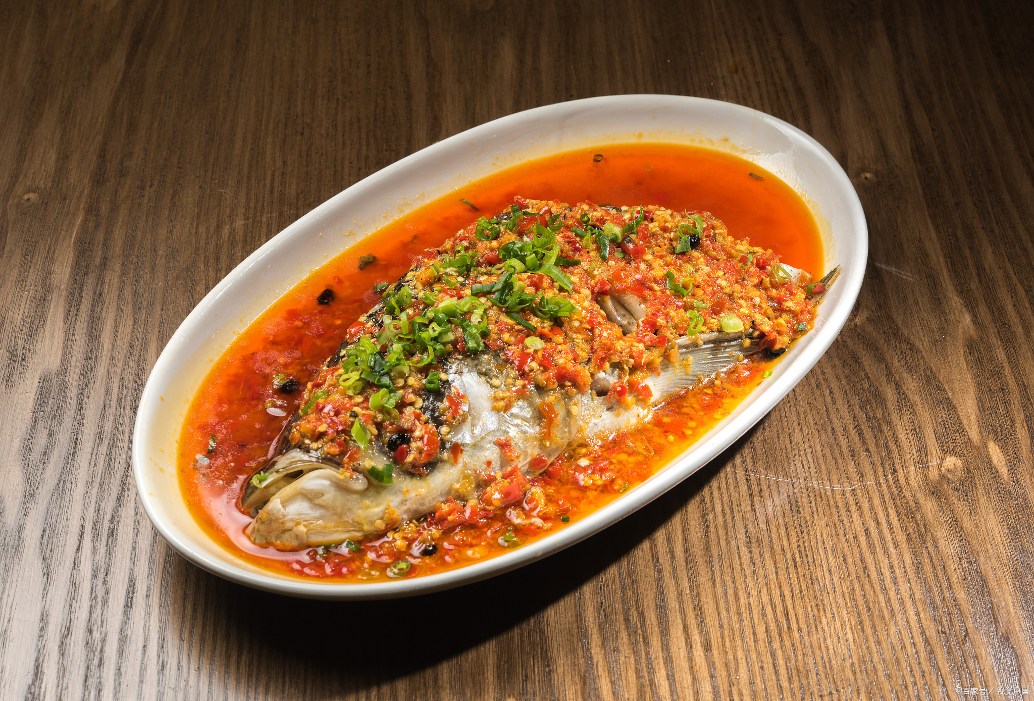 湖南的剁椒鱼头到底有多香?酸辣开胃的美味诱人吗?