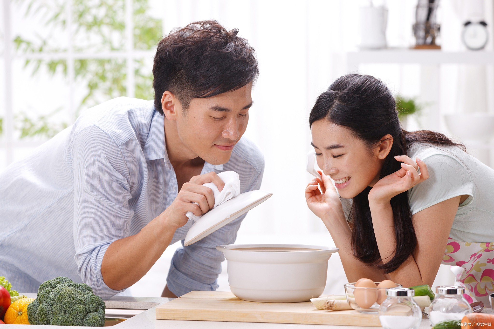 广东一对男女相亲一见钟情,两人深情相望憋笑,媒婆:要相信爱情