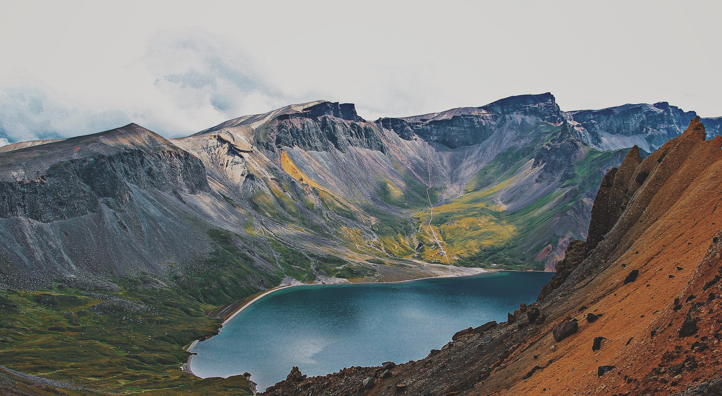 **长白山高度知识科普**  长白山,这座位于中国东北与朝鲜边境的巍峨