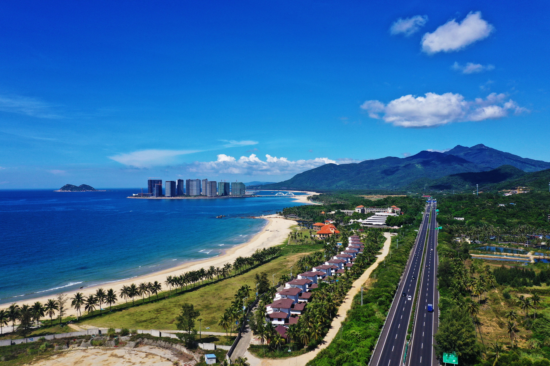 神州半岛高速路口3公里,距离海南兴隆华侨旅游区10公里的美丽地方