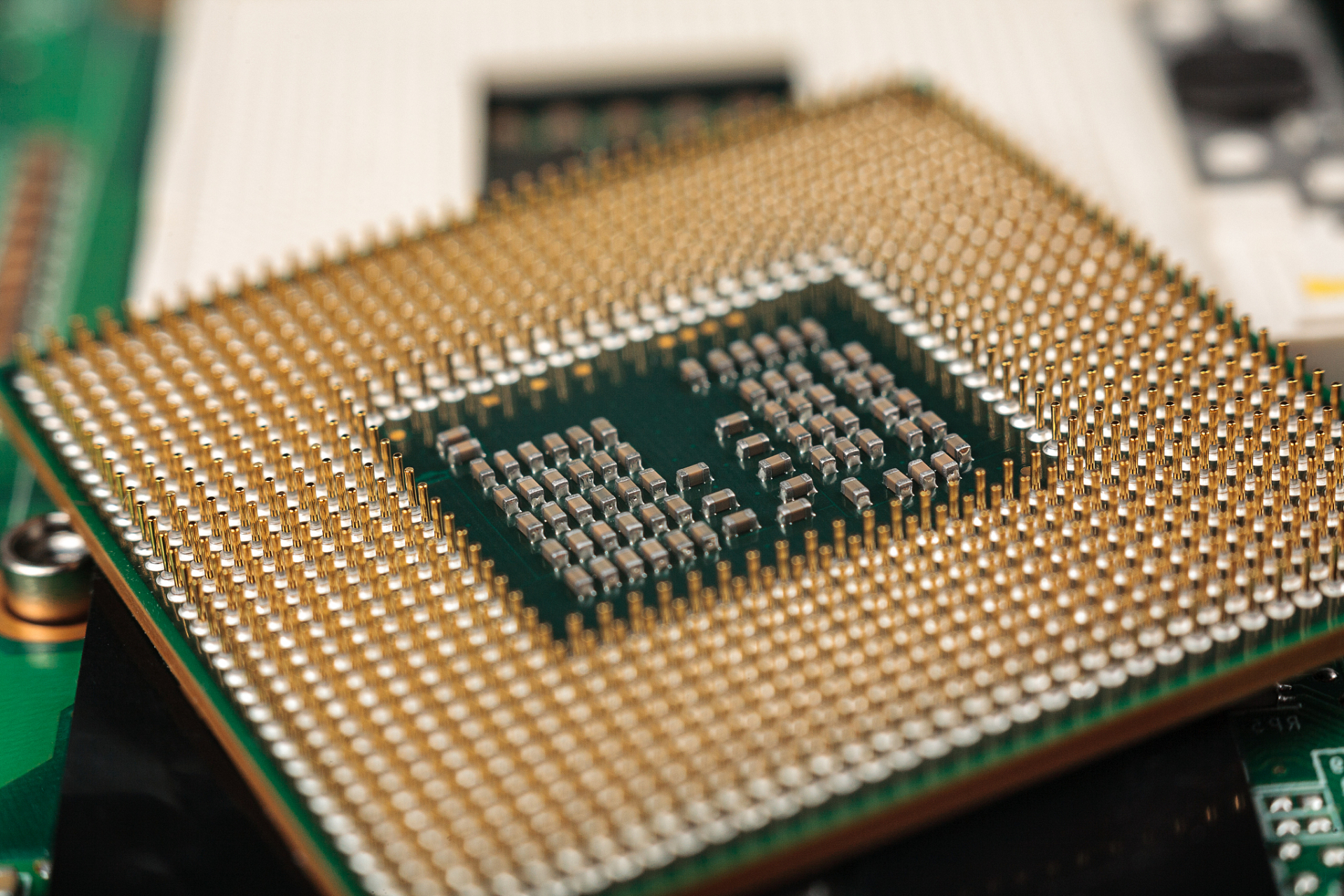 最近龙芯中科推出了新一代四核处理器龙芯3a6000,龙芯3a6000适用于高