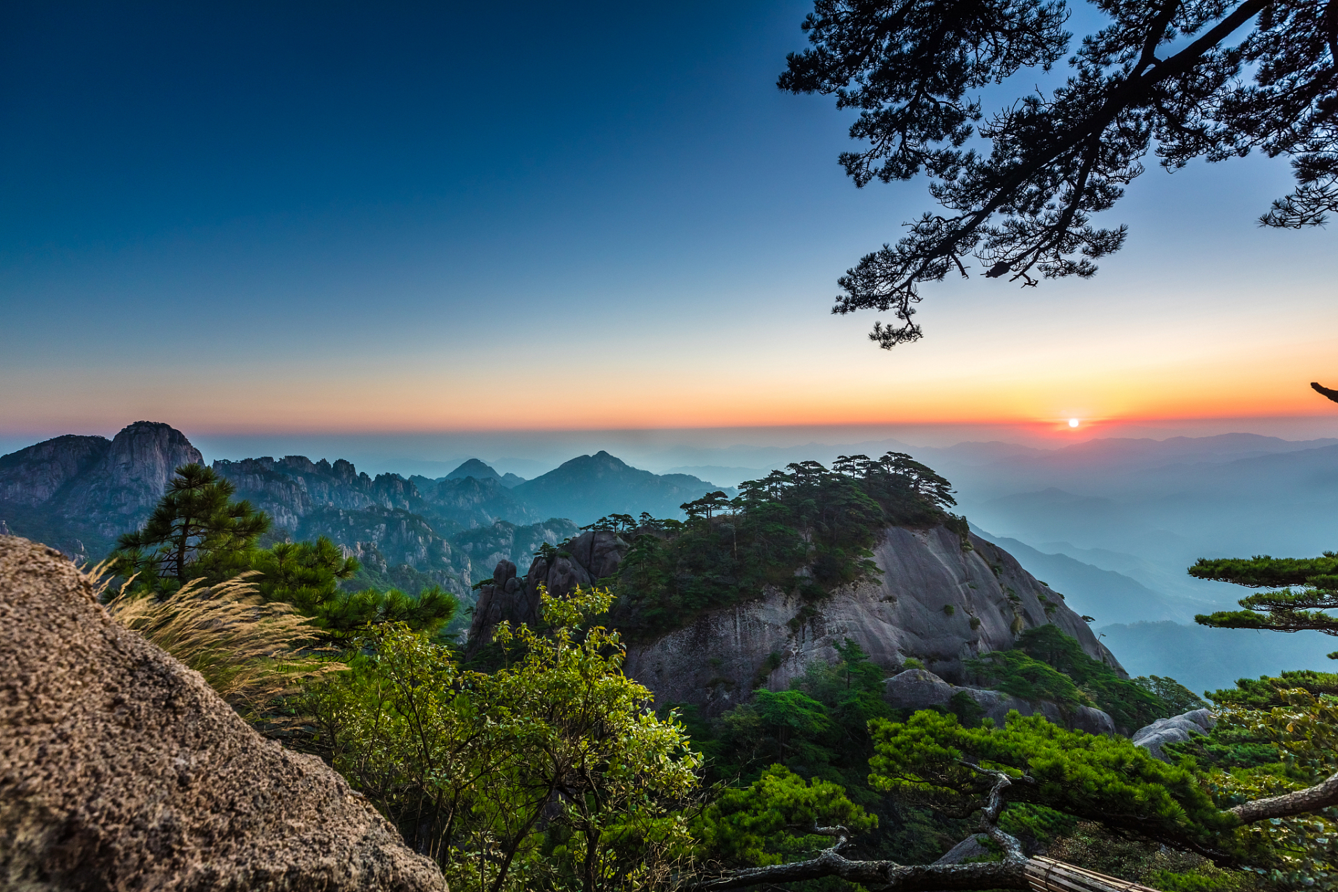 一篇暑假里旅行游玩的作文,《黄山日出》,为孩子写暑假作文提供参考