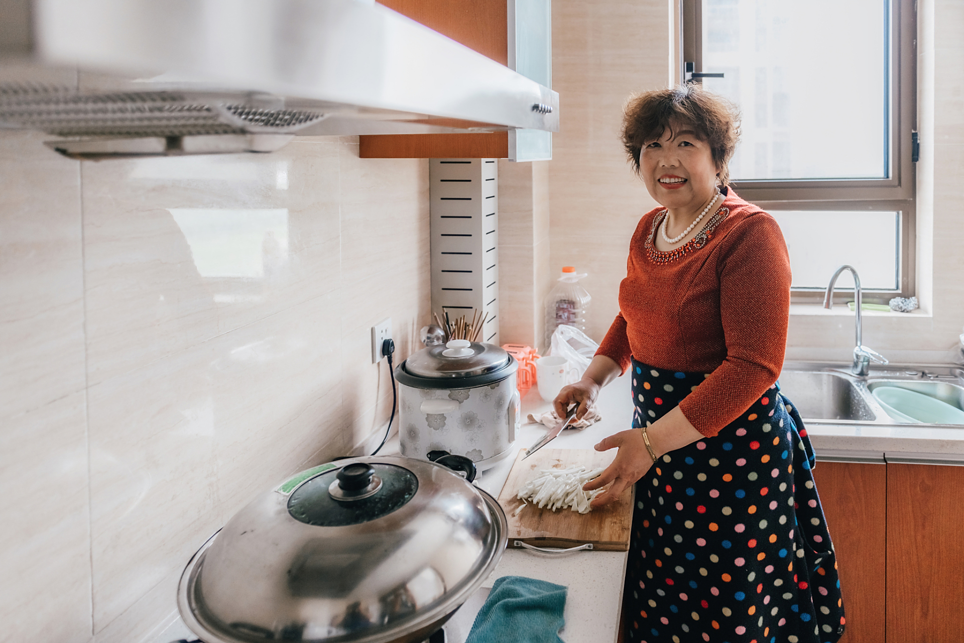 上周入职的做饭阿姨,拿到了岗位顶薪5500元,公司的前台直接发毛了,找