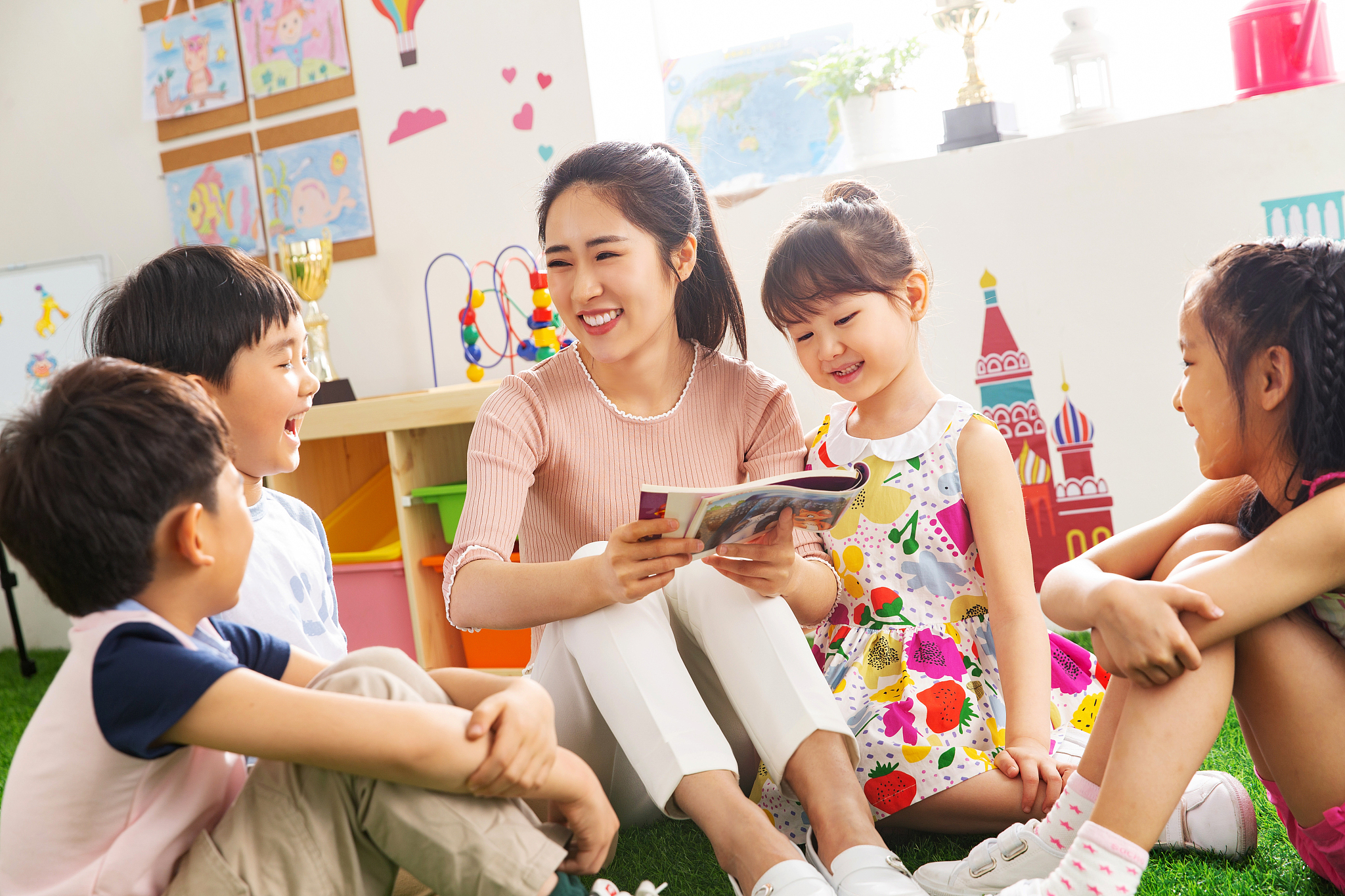 成为一名优秀的幼儿教师需要具备三颗心:爱心,耐心和责任心