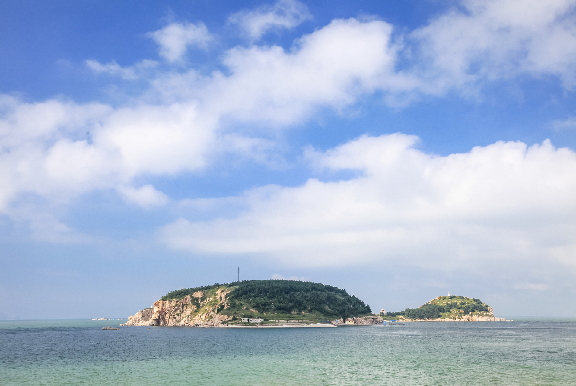 长岛县境内主要旅游景点有九丈崖,半月湾国家地质公园,庙岛古庙群