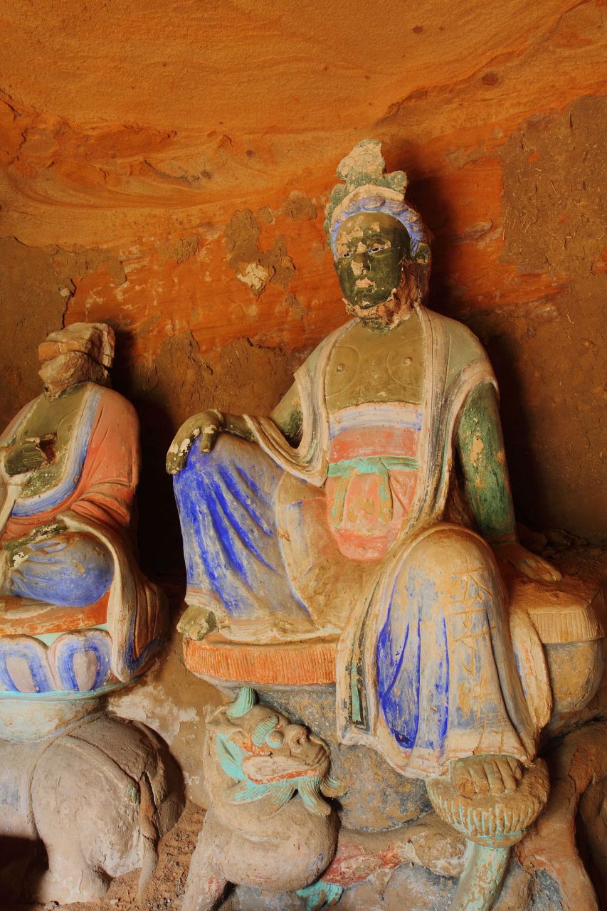 榆林窟在酒泉市的瓜州县城南70千米的榆林河峡谷两岸的直立峭壁上