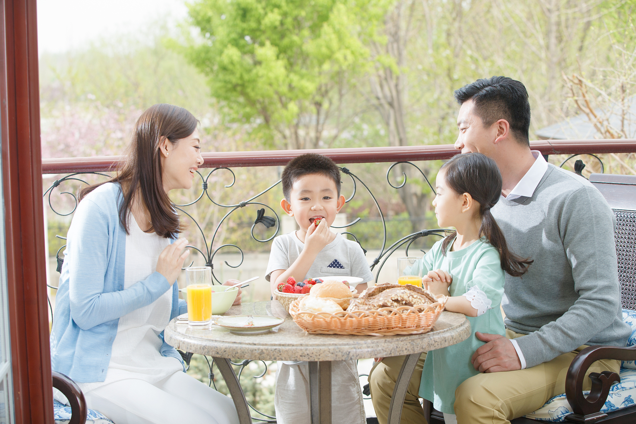 他穿越200多里路,与家人团聚的那一刻,所有的疲惫都烟消云散