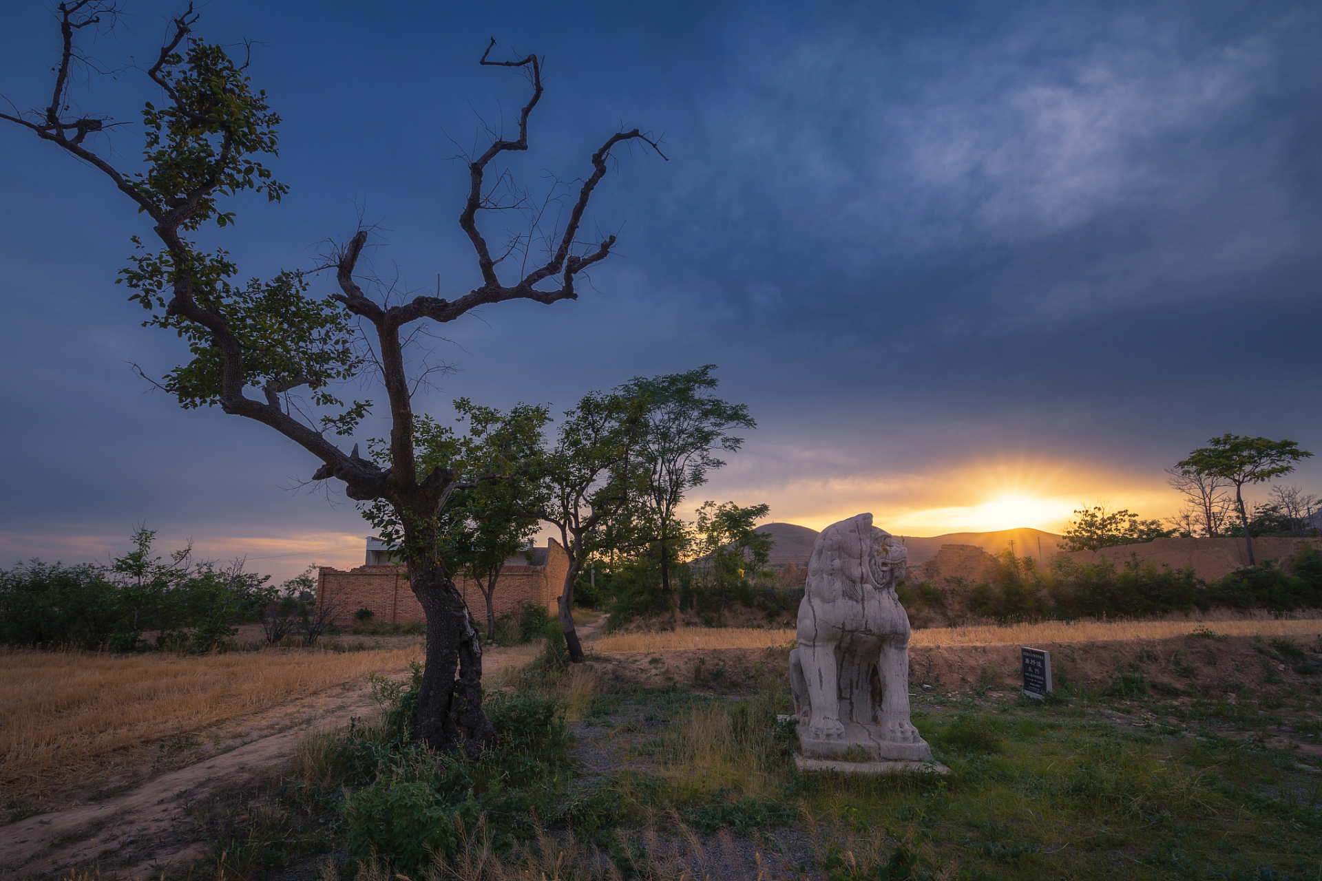 唐睿宗桥陵位于蒲城县西北15千米的丰山.