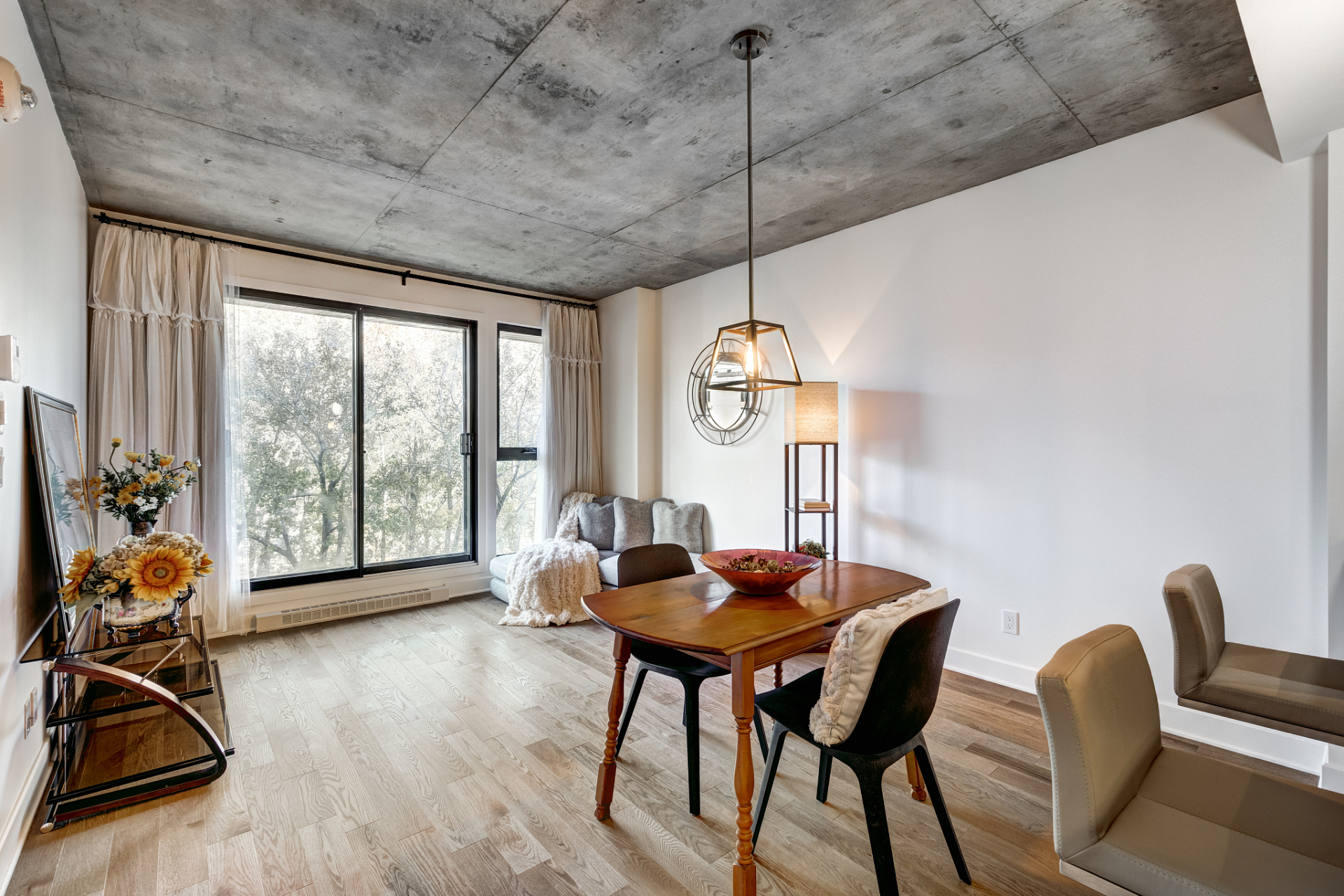 毛坯房装修风格通常是一种极简,自然和现代的风格,强调运用简单,原始