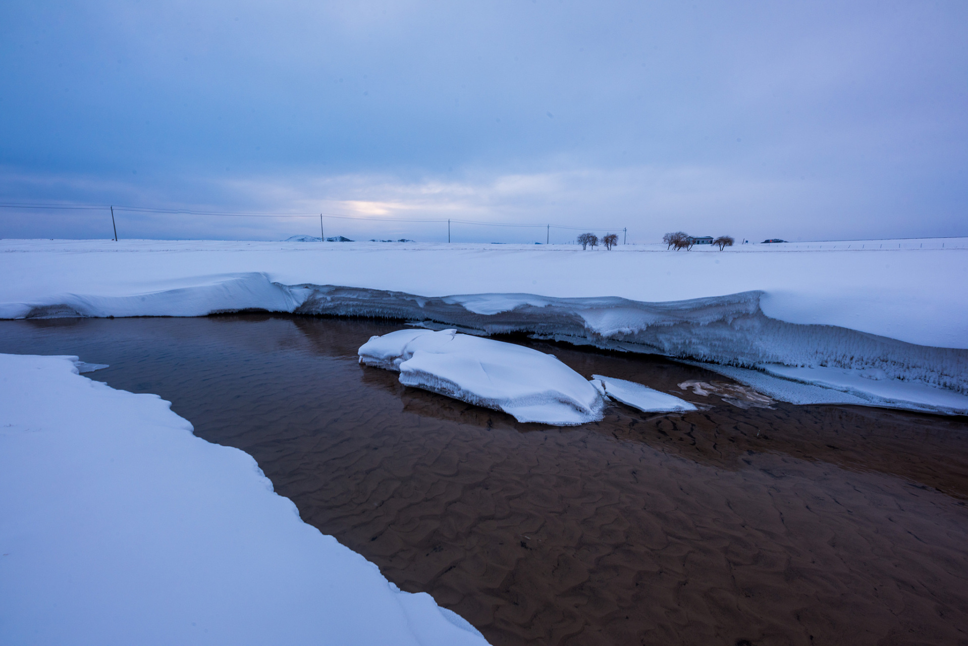 达里诺尔湖:位于内蒙古赤峰市的达里诺尔湖在冬季湖面封冻,呈现出壮丽
